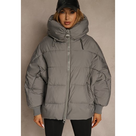 Szara Oversizowa Kurtka Puffer z Kaputrem Mevenassa - id: 7672-39-GREY - marki Renee - 187292435 Szara Oversizowa Kurtka Puffer z Kaputrem Mevenassa ze sklepu renee.pl w kategorii Kurtki damskie - zdjęcie 187292435