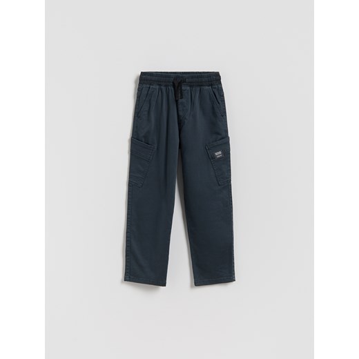 Reserved - Wysokoelastyczne spodnie regular - granatowy ze sklepu Reserved w kategorii Spodnie chłopięce - zdjęcie 187292698