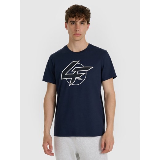 Męski t-shirt z nadrukiem 4F 4FWAW25TTSHM3133 - granatowy - id: 345341 - marki 4F - 187293657 Męski t-shirt z nadrukiem 4F 4FWAW25TTSHM3133 - granatowy ze sklepu Sportstylestory.com w kategorii T-shirty męskie - zdjęcie 187293657