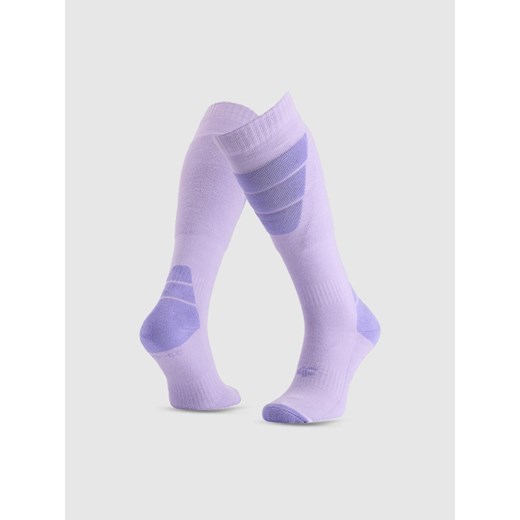 Damskie skarpety narciarskie 4F 4FWMM00UFSOF239 - fioletowe ze sklepu Sportstylestory.com w kategorii Skarpetki damskie - zdjęcie 187293689
