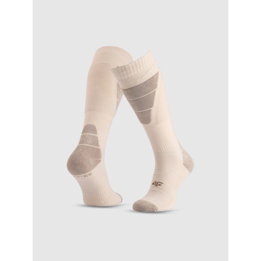 Damskie skarpety narciarskie 4F 4FWMM00UFSOF239 - beżowe ze sklepu Sportstylestory.com w kategorii Skarpetki damskie - zdjęcie 187293695