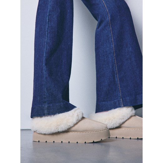 Mohito - Skórzane mule z futerkiem - kremowy - id: 103II-01X - marki Mohito - 187293806 Mohito - Skórzane mule z futerkiem - kremowy ze sklepu Mohito w kategorii Kapcie damskie - zdjęcie 187293806