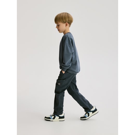 Reserved - Wysokoelastyczne spodnie regular - granatowy ze sklepu Reserved w kategorii Spodnie chłopięce - zdjęcie 187296138
