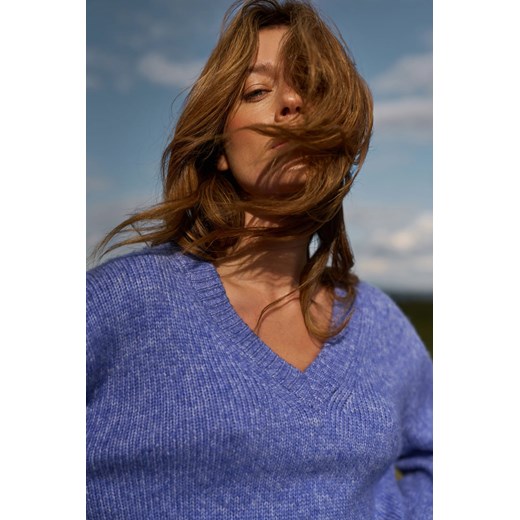 Sweter z dekoltem w serek niebieski - id: 32309 - marki Moodo.pl - 187301746 Sweter z dekoltem w serek niebieski ze sklepu Moodo.pl w kategorii Swetry damskie - zdjęcie 187301746