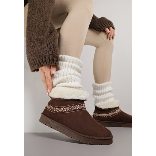 Ciemnobrązowe Wsuwane Śniegowce z Imitacji Zamszu Zdobione Haftem i Futerkiem Zetesse - id: 401826 - marki born2be - 187304238 Ciemnobrązowe Wsuwane Śniegowce z Imitacji Zamszu Zdobione Haftem i Futerkiem Zetesse ze sklepu born2be.pl w kategorii Śniegowce damskie - zdjęcie 187304238