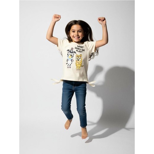 Sinsay - Koszulka z wiązaniami po bokach Bluey - kremowy ze sklepu Sinsay w kategorii Bluzki dziewczęce - zdjęcie 187305986