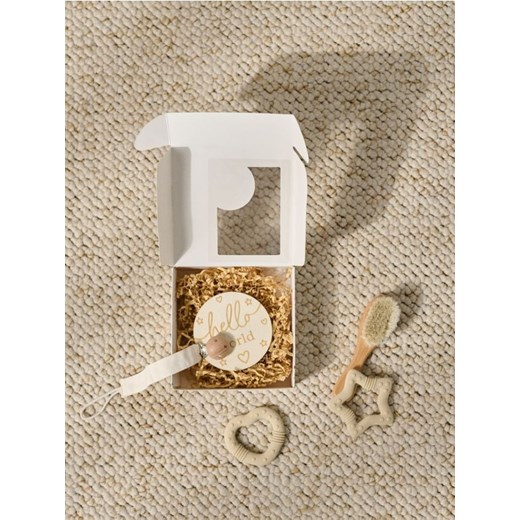 Sinsay - Zestaw prezentowy: uchwyt na smoczek, gryzak, szczoteczka i rekwizyt do zdjęć - kremowy ze sklepu Sinsay w kategorii Zabawki - zdjęcie 187316006