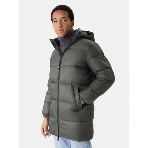 Tommy Jeans Kurtka puchowa Essential DM0DM20466 Zielony Regular Fit ze sklepu MODIVO w kategorii Kurtki męskie - zdjęcie 187319918