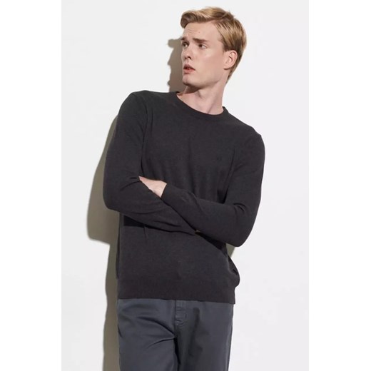 WRANGLER CREW KNIT MĘSKI SWETER KLASYCZNY LOGO DARK GREY MEL W8A02PX06 112132349 ze sklepu YouNeedit.pl w kategorii Swetry męskie - zdjęcie 187321429