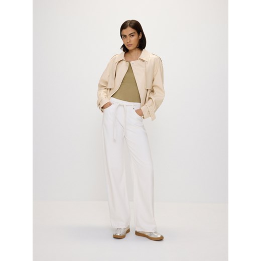 Reserved - Jeansy straight z dodatkiem lyocellu - biały ze sklepu Reserved w kategorii Jeansy damskie - zdjęcie 187322346