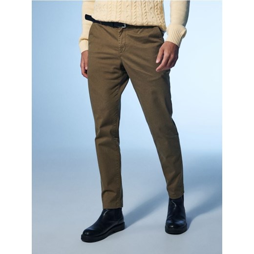 Sinsay - Eleganckie spodnie chino z paskiem - brązowy ze sklepu Sinsay w kategorii Spodnie męskie - zdjęcie 187322596
