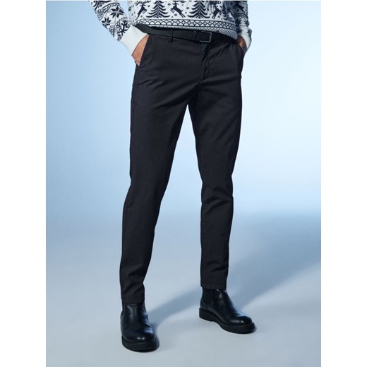 Sinsay - Eleganckie spodnie chino z paskiem - czarny ze sklepu Sinsay w kategorii Spodnie męskie - zdjęcie 187322597