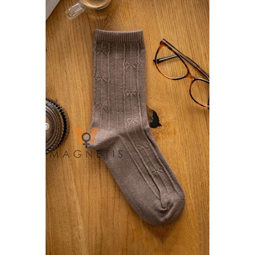 Brązowe skarpetki damskie z fakturowanym motywem YN-5039, Kolor brązowy, Rozmiar uniwersalny, Magnetis ze sklepu Intymna w kategorii Skarpetki damskie - zdjęcie 187324406