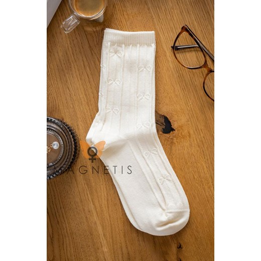 Kremowe skarpetki damskie z fakturowanym motywem YN-5039, Kolor kremowy, Rozmiar uniwersalny, Magnetis ze sklepu Intymna w kategorii Skarpetki damskie - zdjęcie 187324409