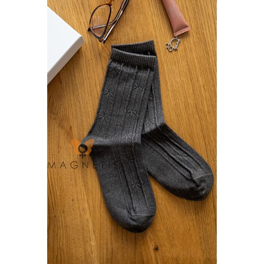 Grafitowe skarpetki damskie z fakturowanym motywem YN-5039, Kolor grafitowy, Rozmiar uniwersalny, Magnetis ze sklepu Primodo w kategorii Skarpetki damskie - zdjęcie 187330746