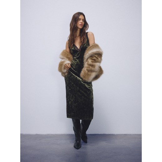 Reserved - Welurowa sukienka midi - zielony ze sklepu Reserved w kategorii Sukienki - zdjęcie 187331315