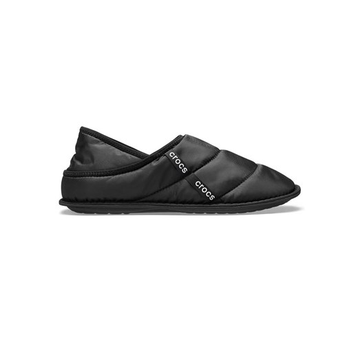 Crocs Kapcie &quot;Neo Puff&quot; w kolorze czarnym ze sklepu Limango Polska w kategorii Kapcie damskie - zdjęcie 187334359