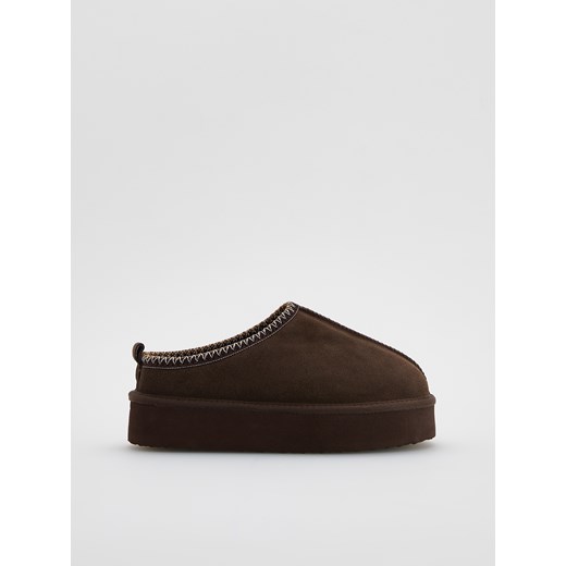 Reserved - Zamszowe chodaki na platformie - ciemnobrązowy ze sklepu Reserved w kategorii Kapcie damskie - zdjęcie 187337016