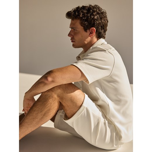 Reserved - Dresowe szorty regular fit - złamana biel ze sklepu Reserved w kategorii Spodenki męskie - zdjęcie 187338318