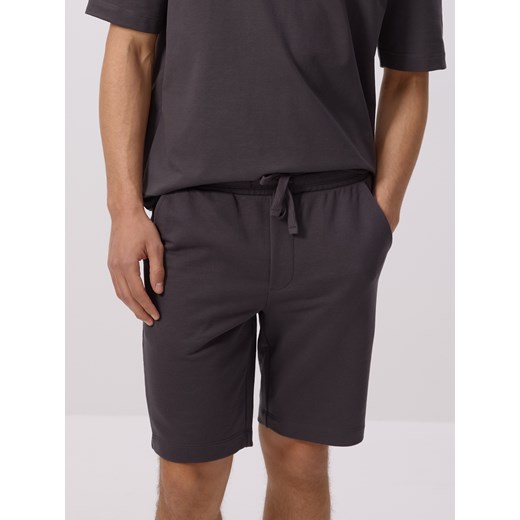 Reserved - Dresowe szorty regular fit - ciemnoszary ze sklepu Reserved w kategorii Spodenki męskie - zdjęcie 187338327