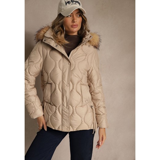 Ciemnobeżowa Pudełkowa Kurtka z Pikowanymi Przeszyciami i Odpinanym Kapturem z Futrem Liliarna ze sklepu renee.pl w kategorii Kurtki damskie - zdjęcie 187339958