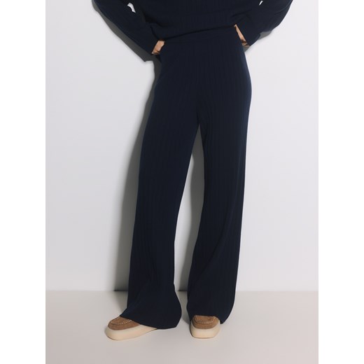 Reserved - Dzianinowe spodnie w prążek - granatowy ze sklepu Reserved w kategorii Spodnie damskie - zdjęcie 187340056