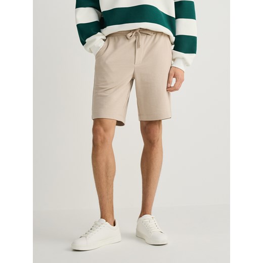 Reserved - Dresowe szorty regular fit - beżowy ze sklepu Reserved w kategorii Spodenki męskie - zdjęcie 187341245