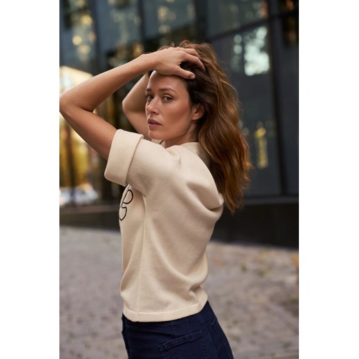 Sweter z aplikacją i krótkimi rękawami beżowy  Moodo.pl