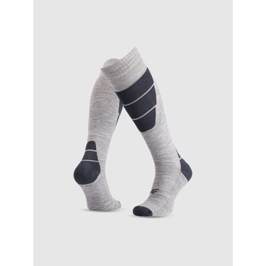 Męskie skarpety narciarskie 4F 4FWMM00UFSOM240 - szare ze sklepu Sportstylestory.com w kategorii Skarpetki męskie - zdjęcie 187343017