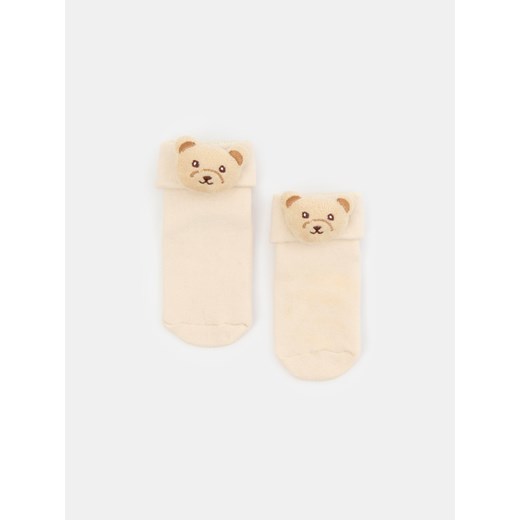 Sinsay - Prążkowane skarpetki antypoślizgowe z elementami 3D - beżowy Sinsay 0/14 Sinsay