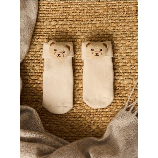 Sinsay - Prążkowane skarpetki antypoślizgowe z elementami 3D - beżowy Sinsay 0/14 Sinsay