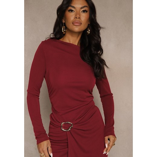 Bordowa Elegancka Sukienka Zdobiona Marszczeniem i Metaliczną Aplikacją Raselia Renee M renee.pl