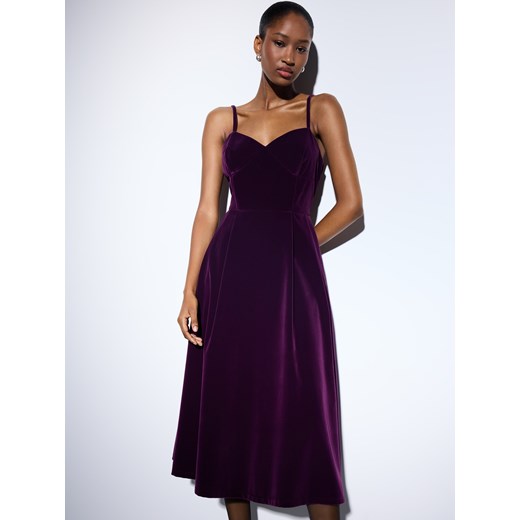 Mohito - Welurowa fioletowa sukienka midi - ciemny fiolet ze sklepu Mohito w kategorii Sukienki - zdjęcie 187353135