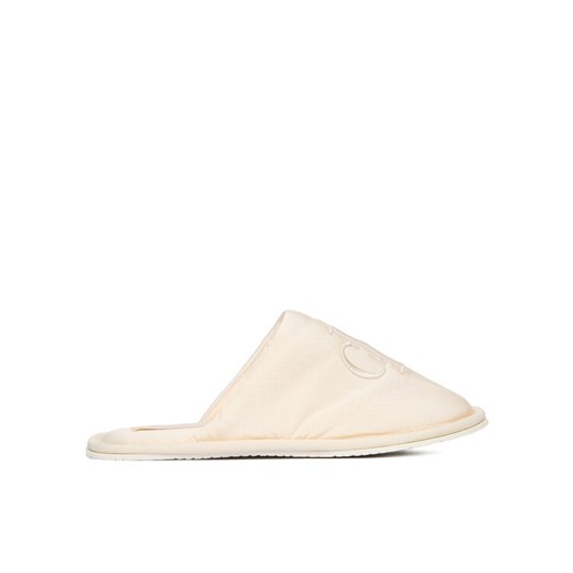 Calvin Klein Jeans Kapcie Slipper Satin Moire YW0YW02053 Écru ze sklepu MODIVO w kategorii Kapcie damskie - zdjęcie 187359568