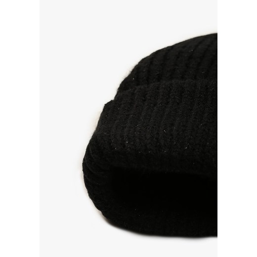 Czarna Prążkowana Czapka Beanie z Wiskozą i Metaliczną Nicią Temiala ONE SIZE born2be.pl