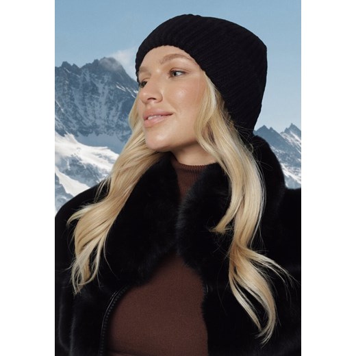 Czarna Prążkowana Czapka Beanie z Wiskozą i Metaliczną Nicią Temiala ONE SIZE born2be.pl
