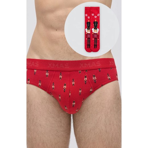 Świąteczny zestaw slipy męskie i skarpetki CHRISTMAS 20432, Kolor czerwony, Rozmiar L, YSABEL MORA ze sklepu Primodo w kategorii Skarpetki męskie - zdjęcie 187376919