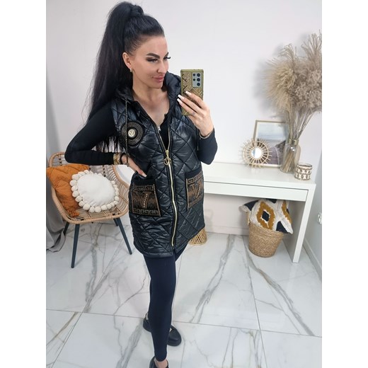 długa pikowana kamizelka bezrękawnik influence z kapturem i cyrkoniami – czarna ze sklepu STYLOWO w kategorii Kamizelki damskie - zdjęcie 187390156