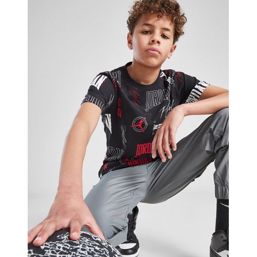 JORDAN T-SHIRT ARC AOP TEE BLK/RED B ze sklepu JD Sports  w kategorii T-shirty chłopięce - zdjęcie 187390246