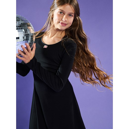 Sinsay - Prążkowana sukienka z długim rękawem i ozdobną lamówką - czarny Sinsay 146 (10-11 l) Sinsay