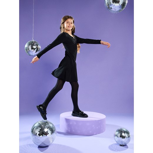 Sinsay - Prążkowana sukienka z długim rękawem i ozdobną lamówką - czarny Sinsay 152 (11-12 l) Sinsay