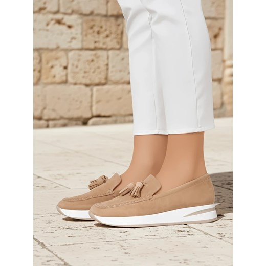 Loafers damskie Callista beżowe na koturnie z frędzlami skóra eko zamsz ze sklepu royalfashion.pl w kategorii Mokasyny damskie - zdjęcie 187476227