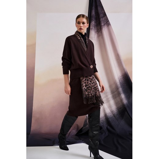 Kardigan z ozdobnym guzikiem brązowy ze sklepu Moodo.pl w kategorii Swetry damskie - zdjęcie 187479435