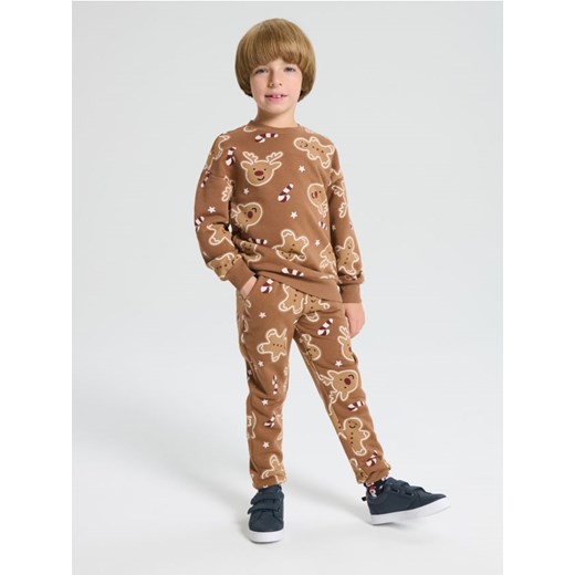 Sinsay - Spodnie jogger z motywem świątecznym - brązowy ze sklepu Sinsay w kategorii Spodnie chłopięce - zdjęcie 187482549