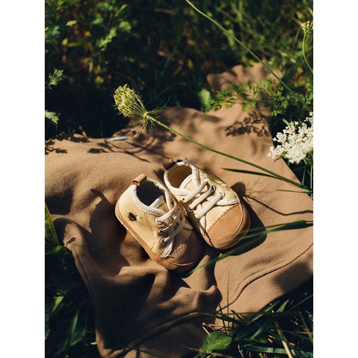 Reserved - Trampki z haftem - beżowy ze sklepu Reserved w kategorii Buciki niemowlęce - zdjęcie 187486957