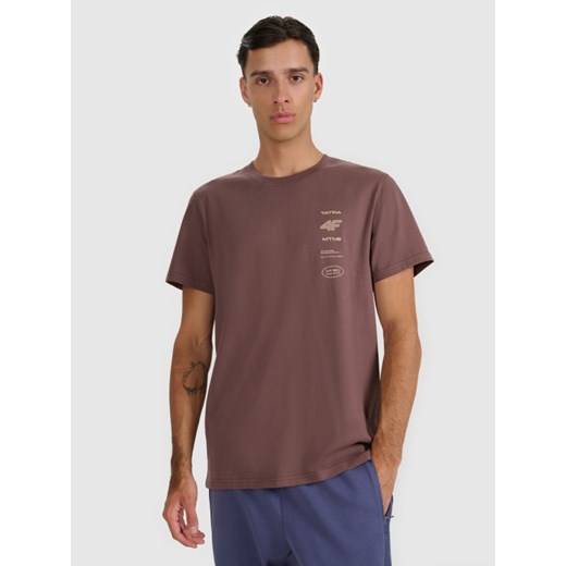 Męski t-shirt z nadrukiem 4F 4FWAW25TTSHM2402 - brązowy ze sklepu Sportstylestory.com w kategorii T-shirty męskie - zdjęcie 187490056