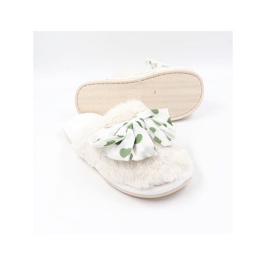 Confly Kapcie w kolorze białym ze sklepu Limango Polska w kategorii Kapcie damskie - zdjęcie 187491446