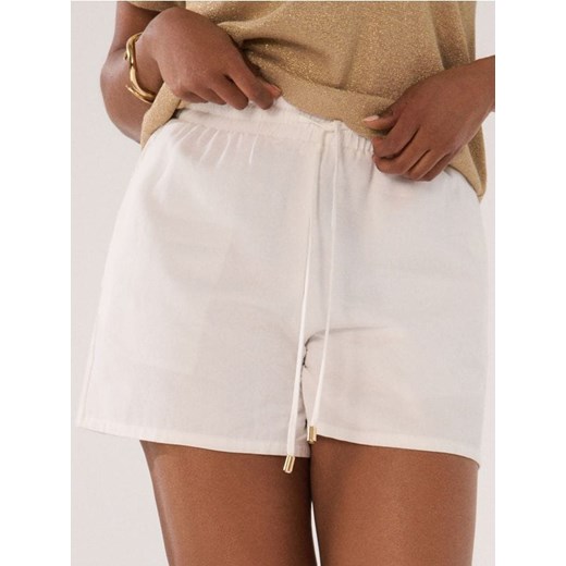 Sinsay - Szorty z mieszanki wiskozy i bawełny - kremowy ze sklepu Sinsay w kategorii Szorty - zdjęcie 187492008