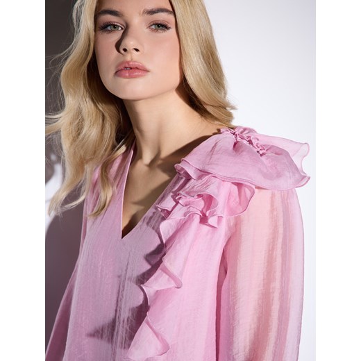 Mohito - Różowa bluzka z ozdobnym detalem 3D - fuksjowy ze sklepu Mohito w kategorii Bluzki damskie - zdjęcie 187498259