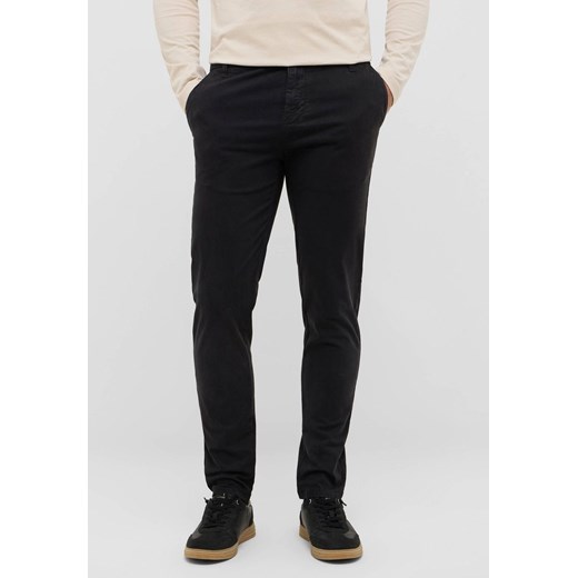 Męskie Spodnie jeansowe Mustang Style Daytona Chino Black Beauty 1016824 4185 ze sklepu YouNeedit.pl w kategorii Spodnie męskie - zdjęcie 187503669
